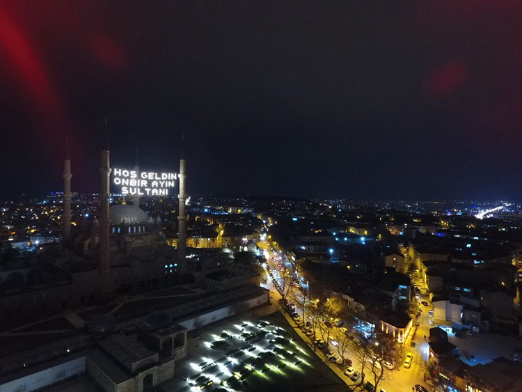 Selimiye Camii'ne Hoş Geldin On Bir Ayın Sultanı Yazılı Mahya Asıldı (1)