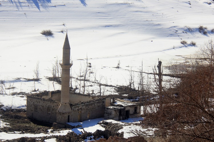 Sivas'ta Baraj Altında Kalan Köy Sular Çekilince Tamamen Ortaya Çıktı 5