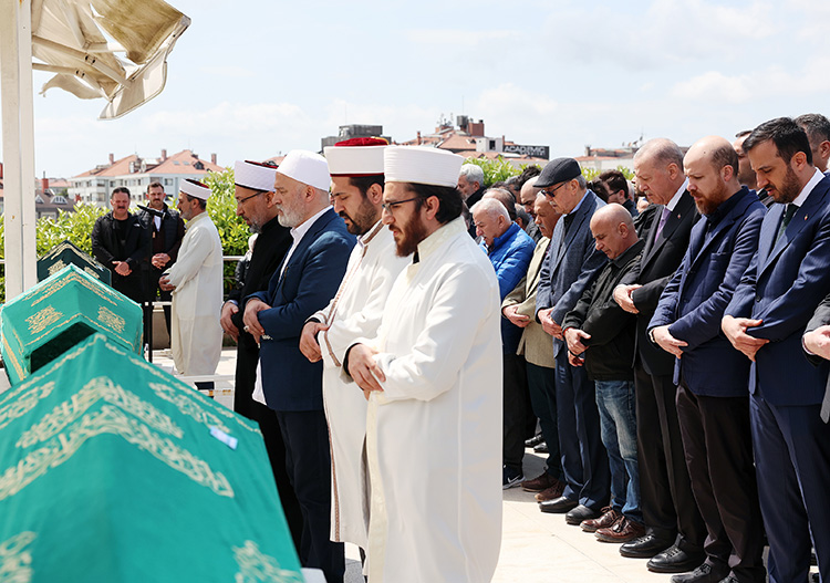 Cumhurbaşkanı Erdoğan, Vefat Eden Arapça Öğretmeninin Cenaze Törenine Katıldı 2