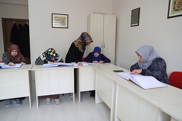 Görme Engelli Kadınlar, Kur'an I Kerim'i Parmak Uçlarıyla Öğreniyor 3