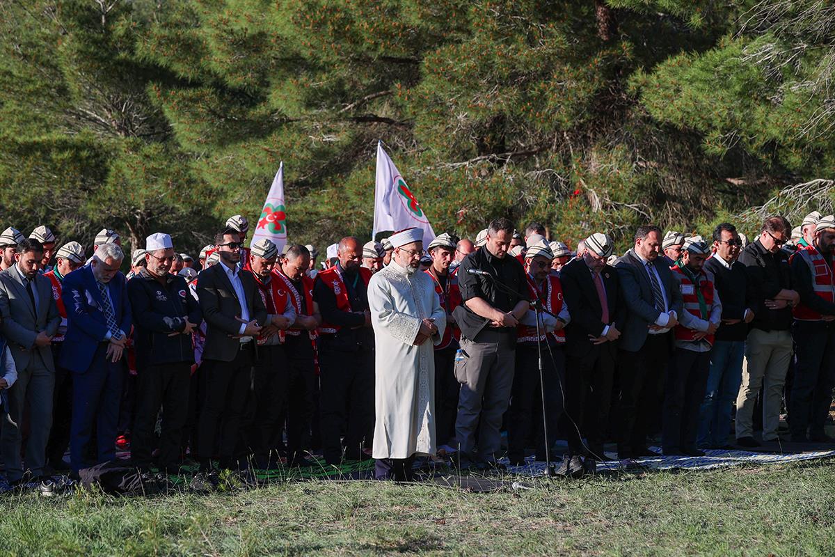 Prof. Dr. Erbaş Şehitlerimizi Ziyarete Geldik (11)