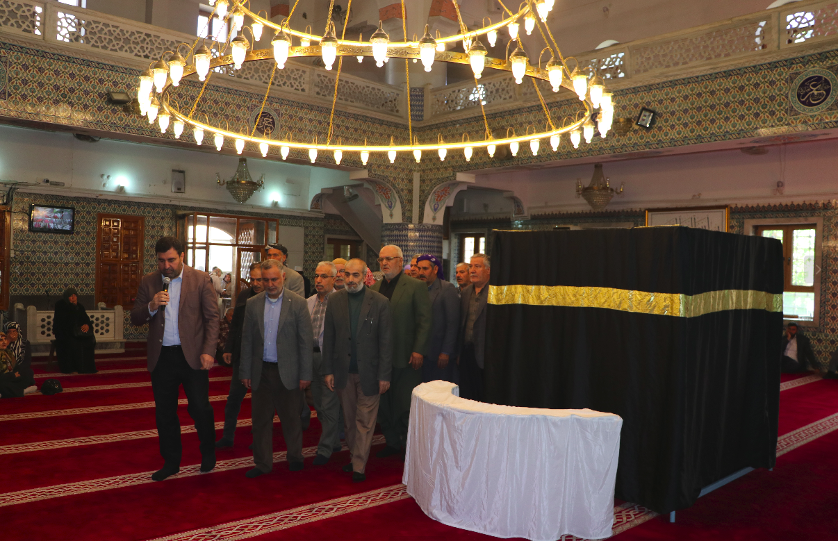 Şanlıurfa'da Hacı Adayları Kâbe Maketi Etrafında Tavaf Heyecanı Yaşadı1