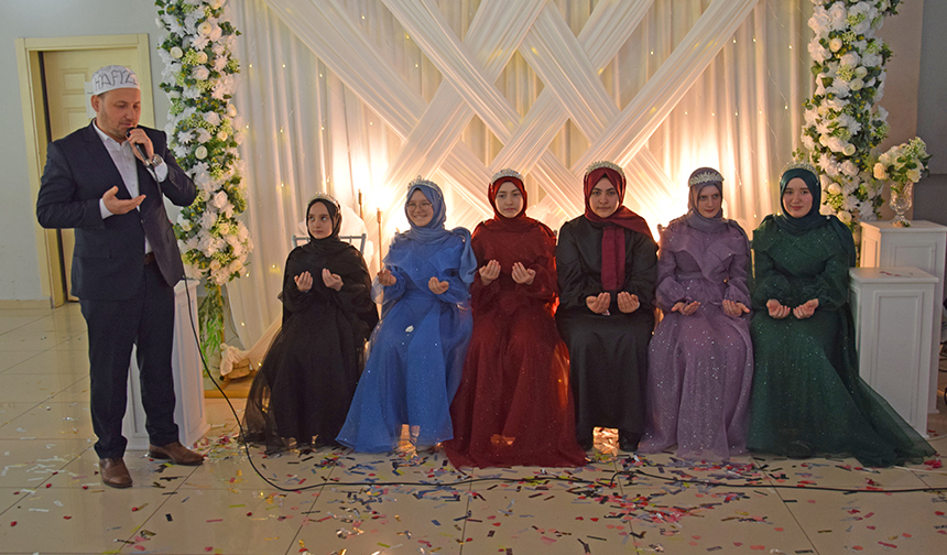 Örgün Eğitimle Birlikte 5 Öğrenci 15 Ayda Hafız Oldu 16