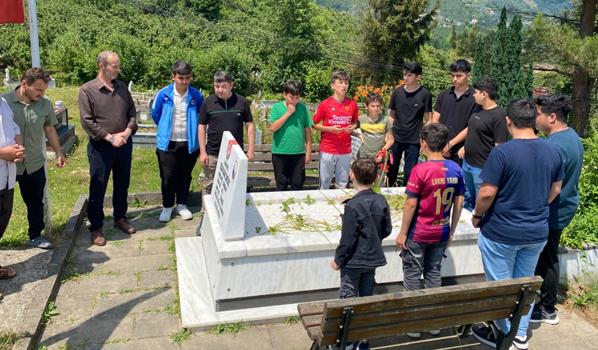 Hafız Öğrenciler Şehit Kabrini Ziyaret Etti 2