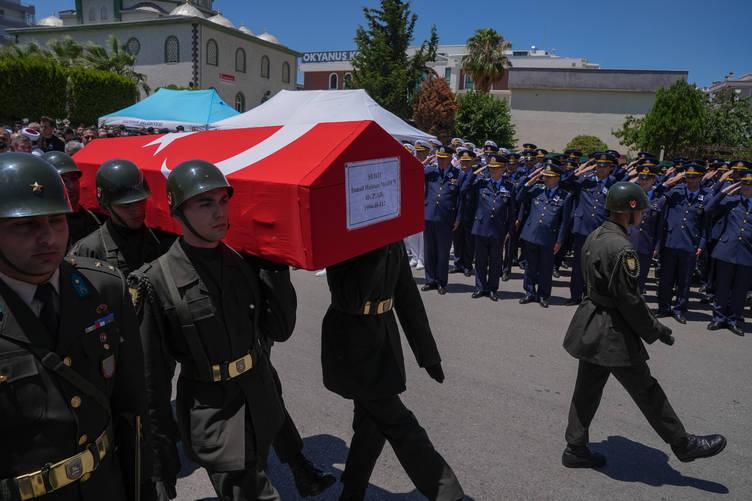 Şehit Pilot Maden, İzmir'de Son Yolculuğuna Uğurlandı 2