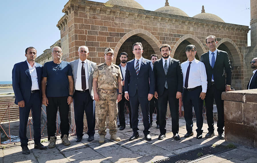 2025.07.23 Bitlis Valisi Karakaya, Tarihi Camilerde Incelemelerde Bulundu (8)
