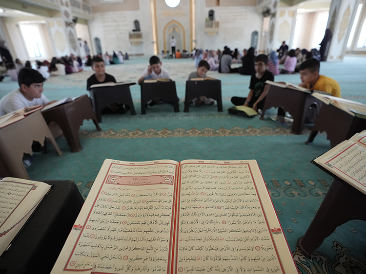 Diyarbakır'da Imamın Kurduğu Kütüphane 7'Den 70'E Kitapseverleri Ağırlıyor (3)