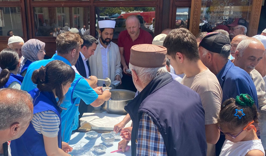 Espiye'de Vatandaşlara Aşure Dağıtıldı 2
