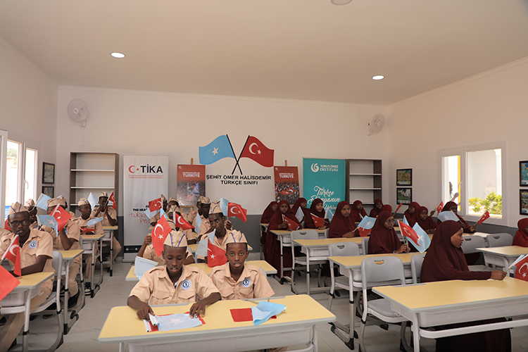 Ti̇ka, Somali'de Şehit Ömer Halisdemir Adına Türkçe Sınıfı Açtı (1)