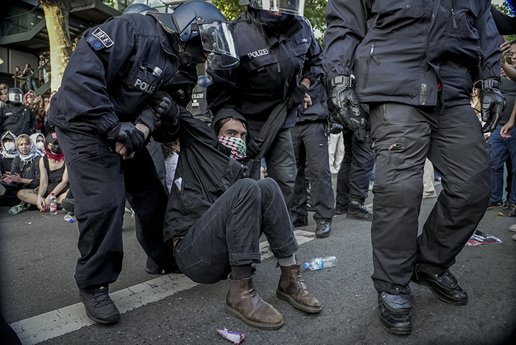 Almanya'da Polis Filistin'e Destek Eylemine Sert Müdahalede Bulundu (2)