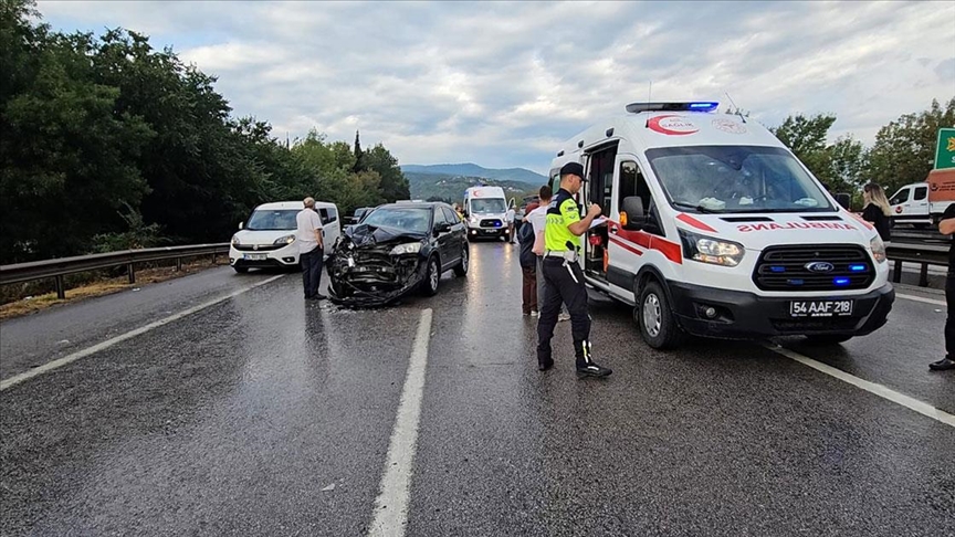 Anadolu Otoyolu'nun Sakarya Kesiminde Zincirleme Trafik Kazasında 10 Kişi Yaralandı