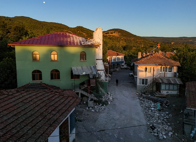 Balıkesir Sındırgı Merkezli Depremlerin Hasara Neden Olduğu Mahallelerin Sakinleri Geceyi Sokakta Geçirdi (2)
