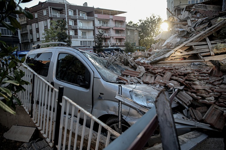 Balıkesir Sındırgı Merkezli Depremlerin Hasara Neden Olduğu Mahallelerin Sakinleri Geceyi Sokakta Geçirdi (3)