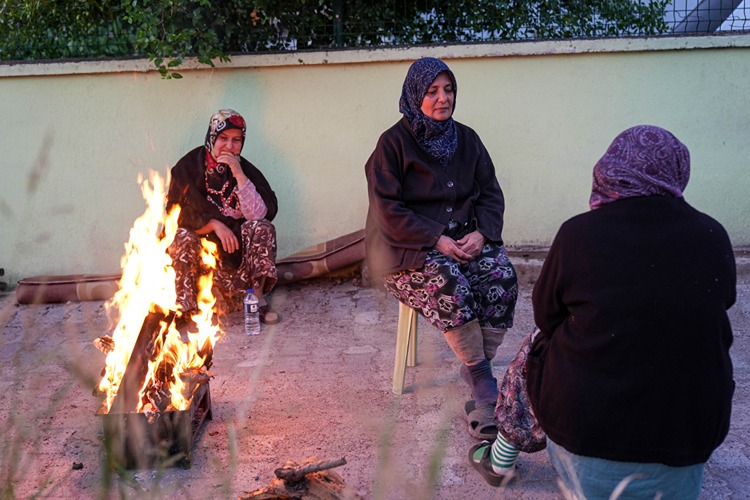 Balıkesir Sındırgı Merkezli Depremlerin Hasara Neden Olduğu Mahallelerin Sakinleri Geceyi Sokakta Geçirdi (4)