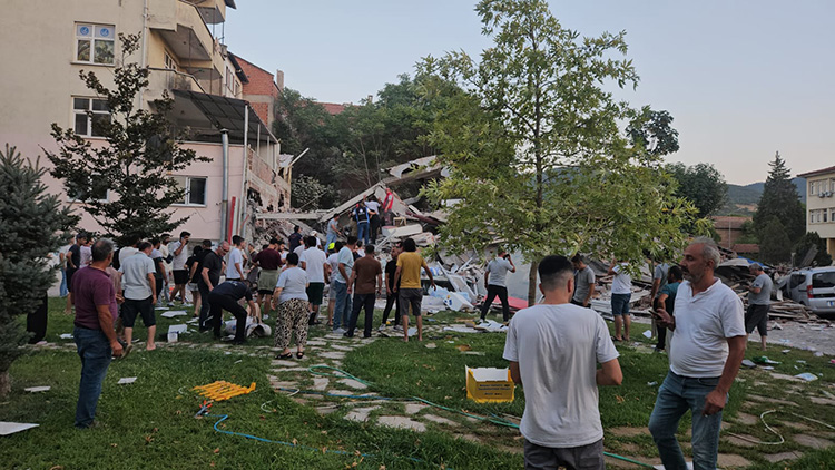 Balıkesir'de 6,1 Büyüklüğünde Deprem 8