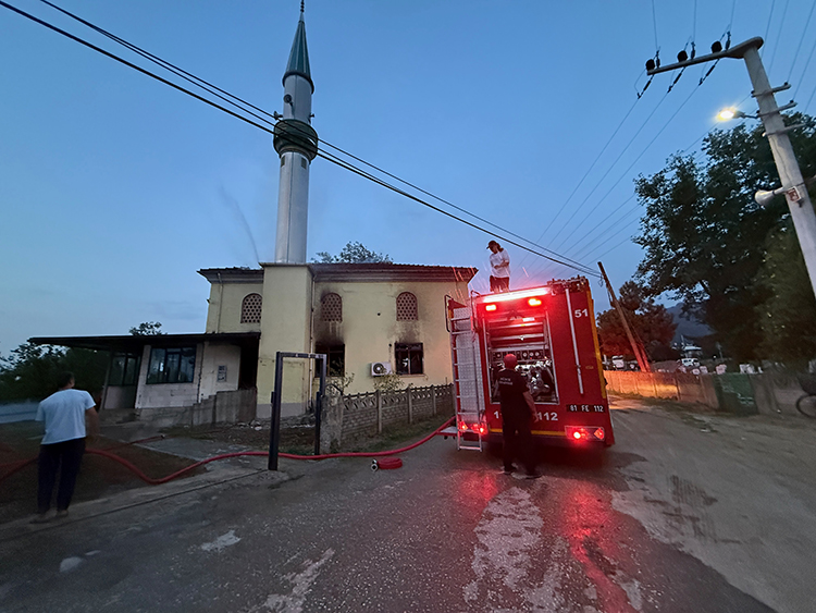 Düzce'de Bir Camide Yangın Çıktı 2
