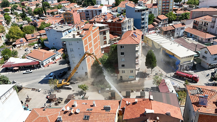 Sındırgı’da Ağır Hasarlı Binaların Yıkımı Sürüyor (2)
