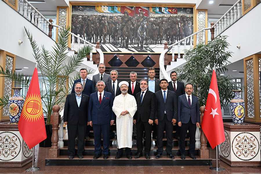 Başkan Erbaş, Manas Üniversitesi'ni ziyaret etti