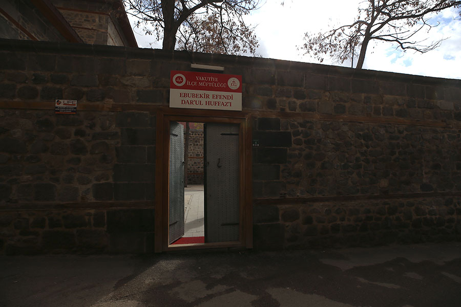 Erzurum’daki asırlık konakta hafızlıklarını muhafaza ediyorlar