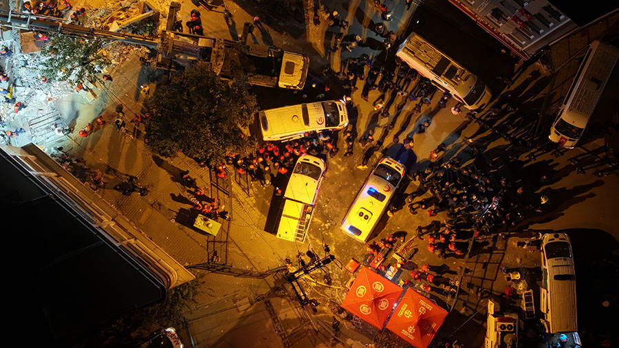 Kocaeli’de çöken binanın enkazında kalan çiftin cansız bedenlerine ulaşıldı