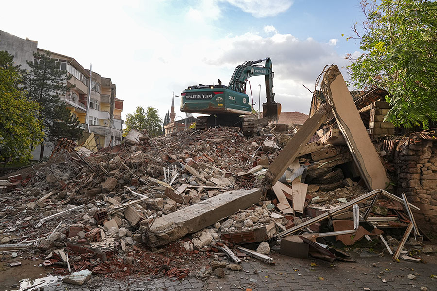Balıkesir Sındırgı merkezli depremde yıkılan binaların enkazı kaldırılıyor