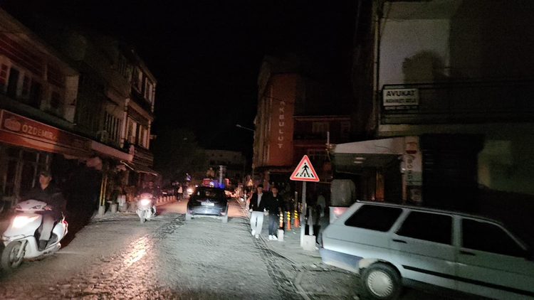 Balıkesir'de 6,1 Büyüklüğünde Deprem 12