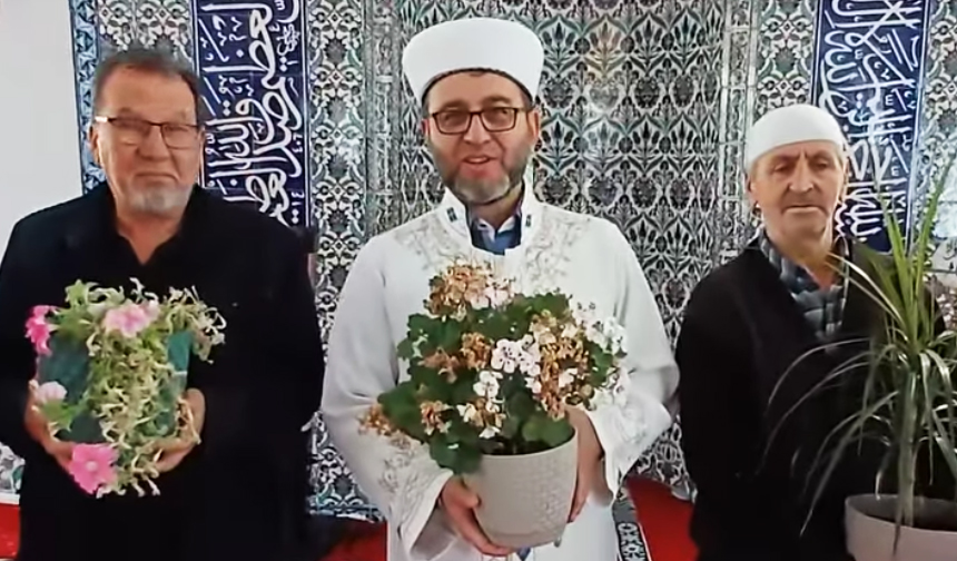 Din görevlisi Caner, çiçeklerle cemaati camiye bağladı