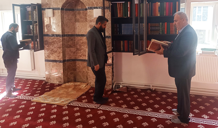Hakkari Cami Kitaplık 11