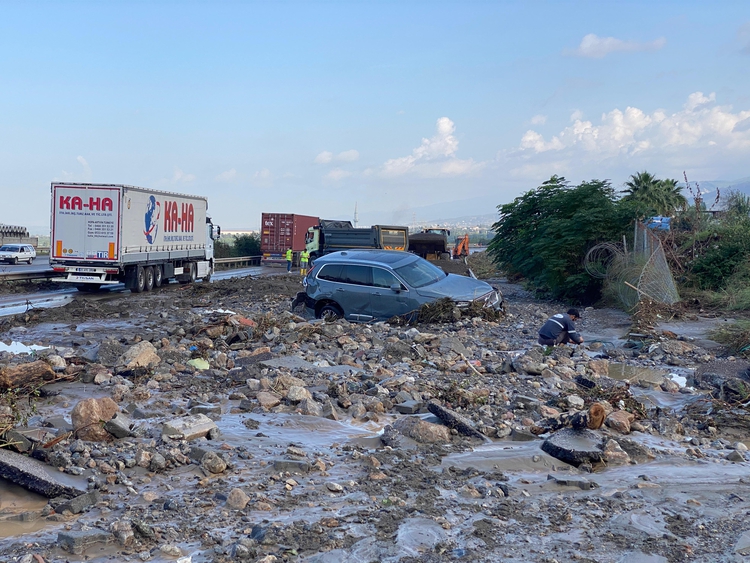 Hatay'da Sağanak Nedeniyle Toprakkale İskenderun Otoyolu'nda Araçlar Mahsur Kaldı 2