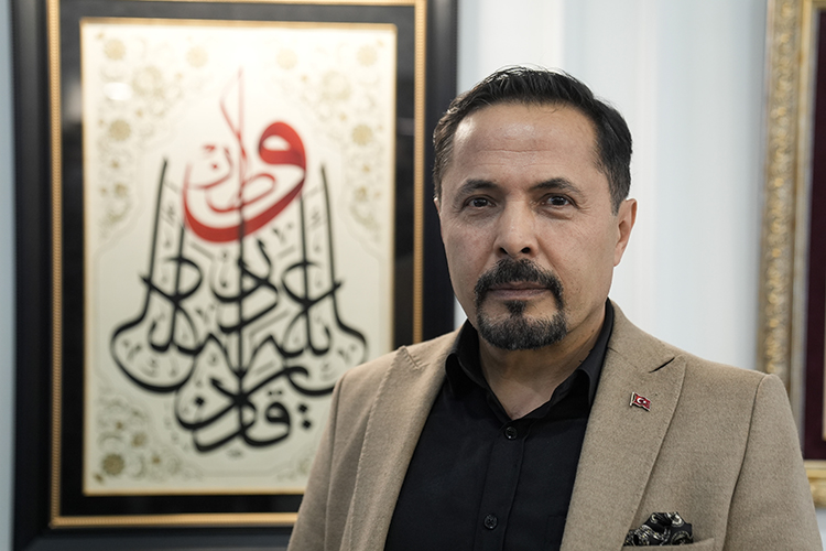 Hattat Kadir Sakoğlu'nun Aile Hüsn I Hat Sergisinin Gelirleri Gazze'ye Bağışlanacak 1