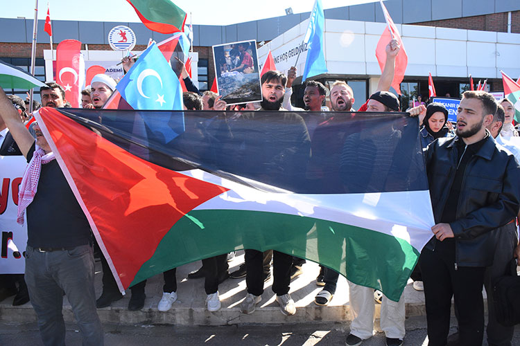 İşgalcilerin Küresel Sumud Filosu'na Saldırısına Türkiye'de Protestolar Sürüyor (3)