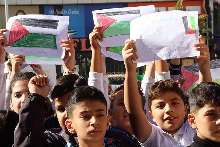 İşgalcilerin Küresel Sumud Filosu'na Saldırısına Türkiye'de Protestolar Sürüyor (4)