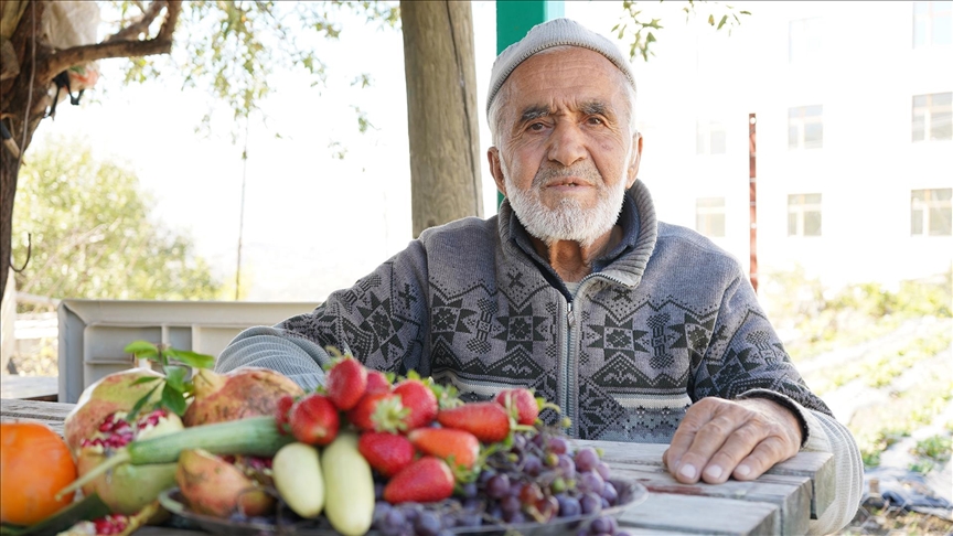 Ispartalı İbrahim Dede Hayır Bahçesindeki Ürünleri Ziyaretçilere Ücretsiz Ikram Ediyor 1