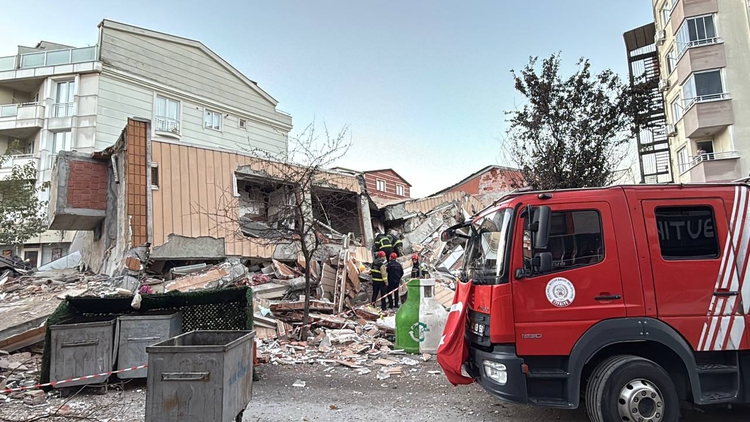 Kocaeli'de 7 Katlı Bina Çöktü (4)