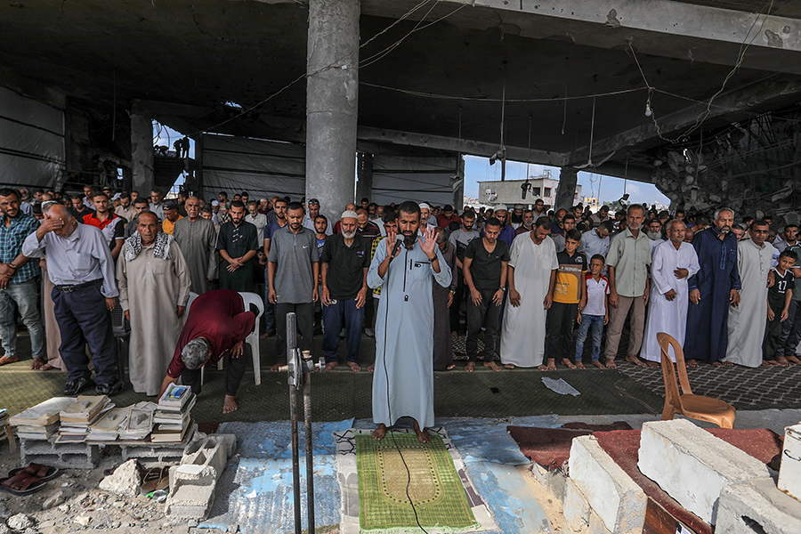 Bölge sakini çok sayıda Filistinli, İsrail saldırılarında yıkıma uğrayan Albani Camii enkazında namazını kıldı.