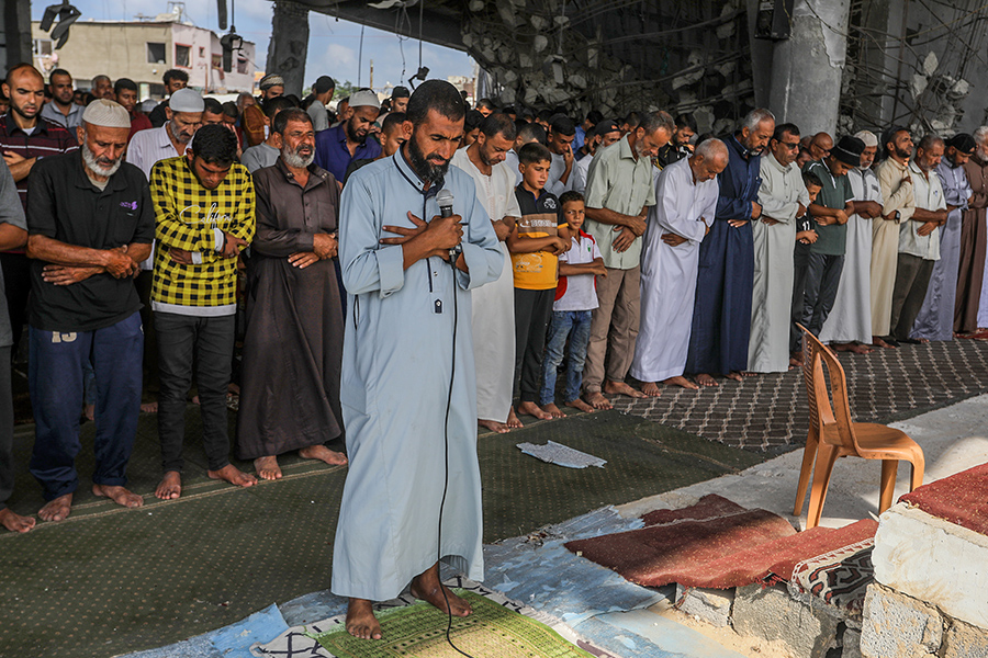 İşgalcilerin ateşkesin ardından çekildiği Gazze Şeridi'nin güneyindeki Han Yunus'ta cuma namazı kılındı.