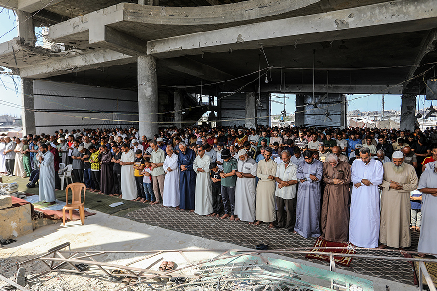 Bölge sakini çok sayıda Filistinli, İsrail saldırılarında yıkıma uğrayan Albani Camii enkazında namazını kıldı.