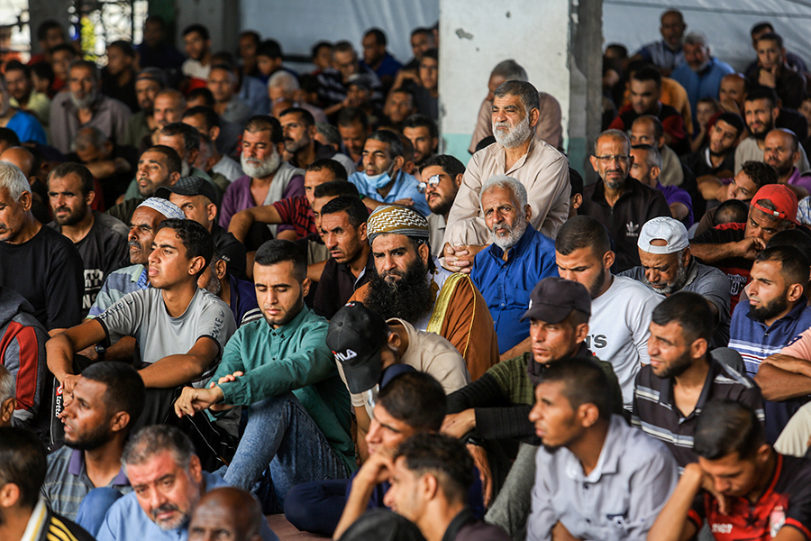 Bölge sakini çok sayıda Filistinli, İsrail saldırılarında yıkıma uğrayan Albani Camii enkazında namazını kıldı.