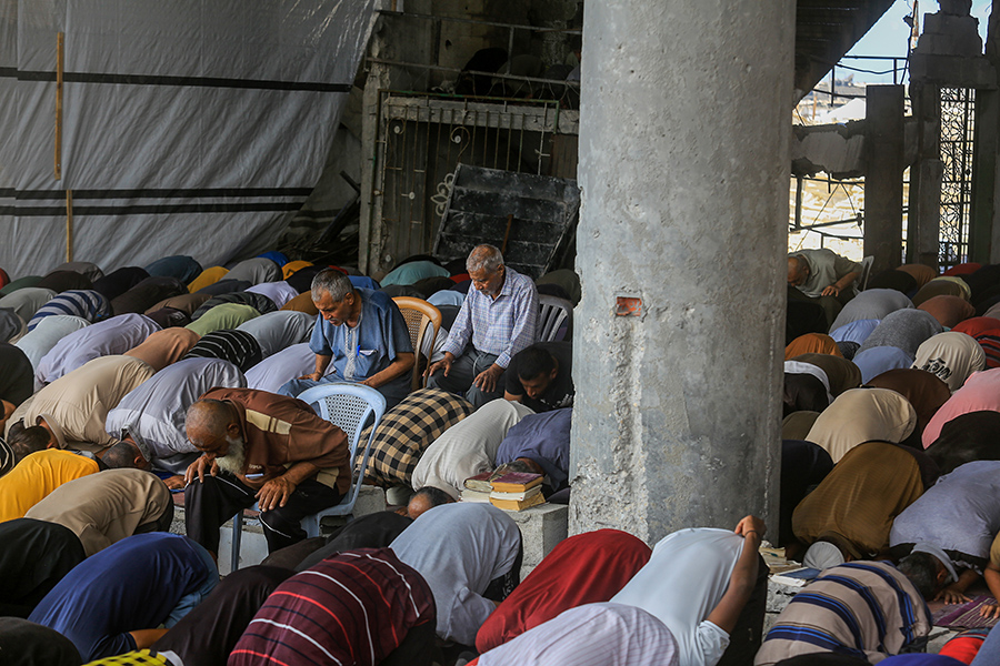 Bölge sakini çok sayıda Filistinli, İsrail saldırılarında yıkıma uğrayan Albani Camii enkazında namazını kıldı.