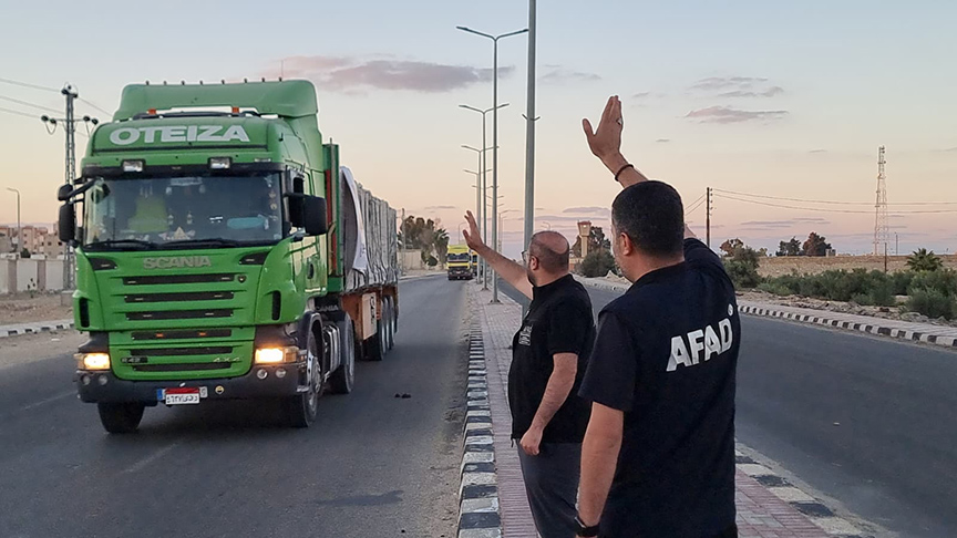 Türkiye'nin 25 Insani Yardım Tırı Gazze Için Refah Sınır Kapısı'na Hareket Etti (1)
