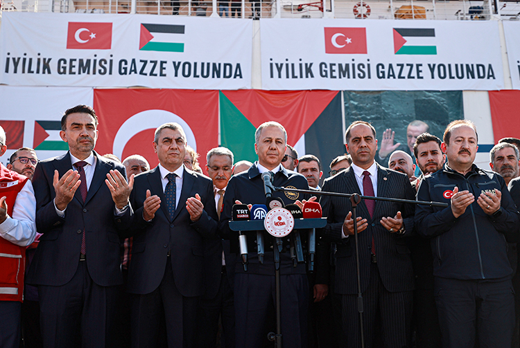 Türkiye'nin Gazze'ye Umut Taşıyan 17. İyilik Gemisi Mersin Limanı'ndan Uğurlandı (2)