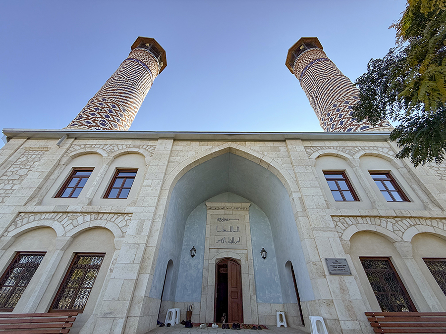 Karabağ’daki tarihi Cuma Mescidi yeniden ibadete açıldı