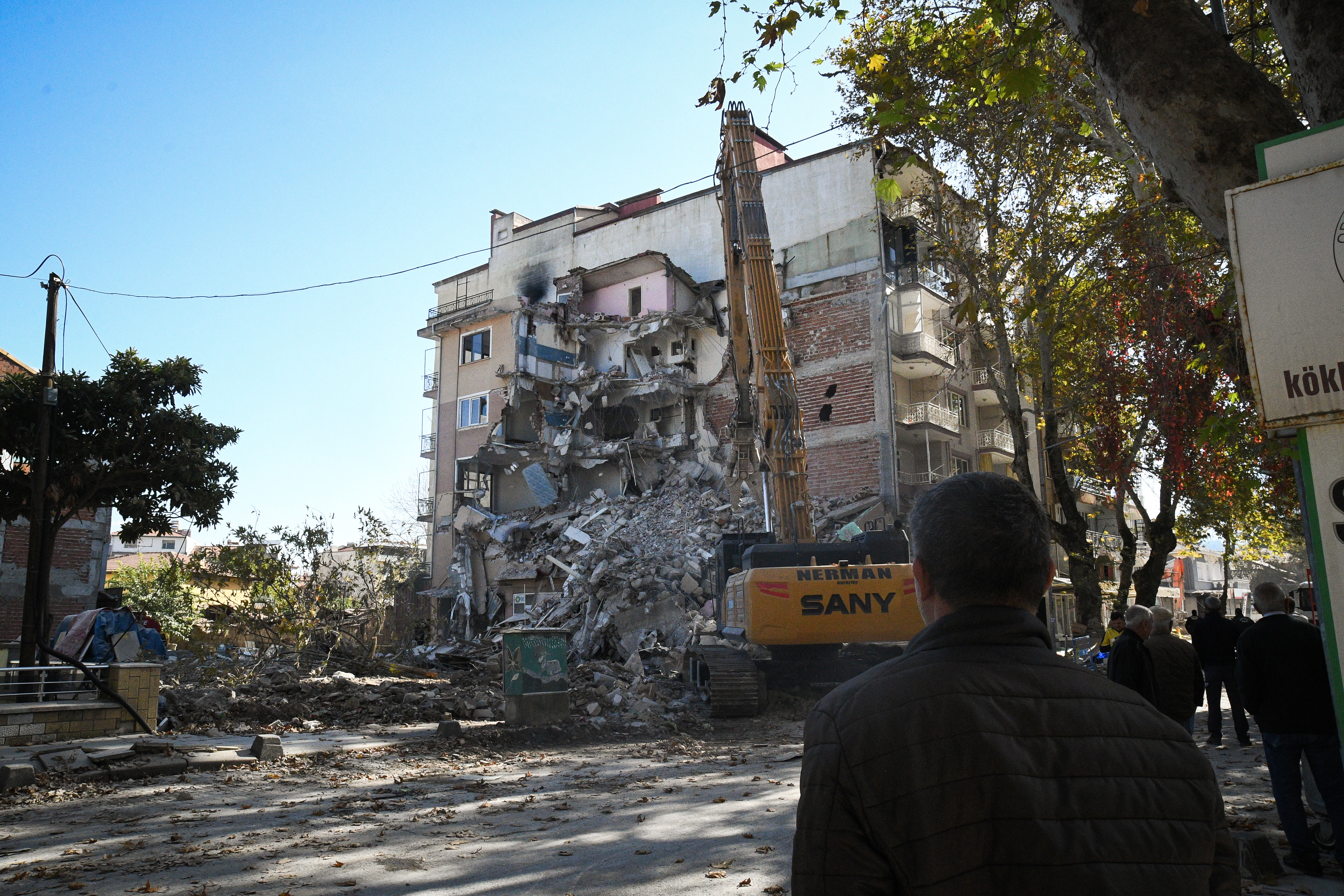 Sındırgı'da ağır hasarlı binaların yıkımı ve enkaz kaldırma işlemleri devam ediyor