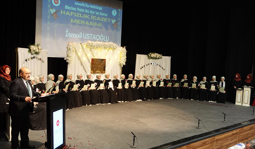 Vali Ustaoğlu, Altıeylül’de hafızların sevincine ortak oldu