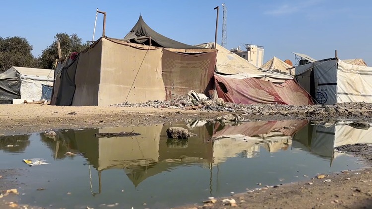 Gazze’de yıpranmış çadırlarda kışı bekleyen binlerce Filistinli “acil” çadır istiyor