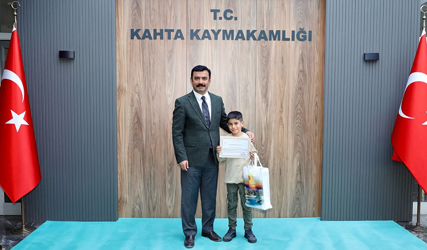 Köyünde cami olması için kumbarasını bağışladı