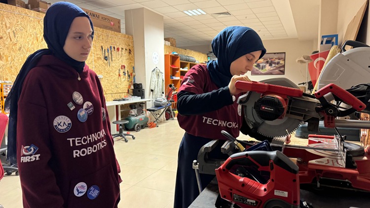 Kız öğrenciler, geliştirdikleri projelerle imam hatip geleneğini teknolojiyle buluşturuyor