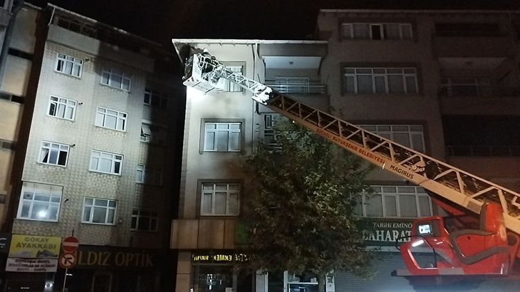 Kocaeli’de çöken apartmanın yakınındaki 3 bina daha tedbiren boşaltıldı