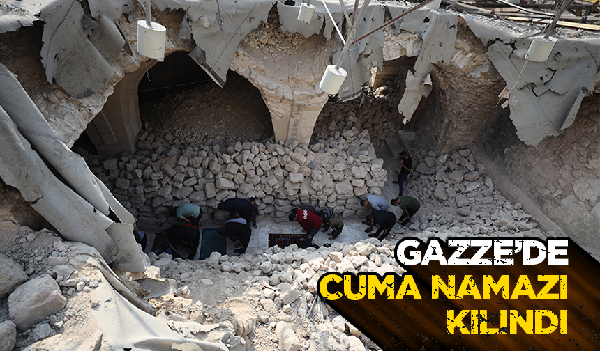 Katil İsrail saldırılarında yıkıma uğrayan Büyük Ömer Camii'nde cuma namazı kılındı