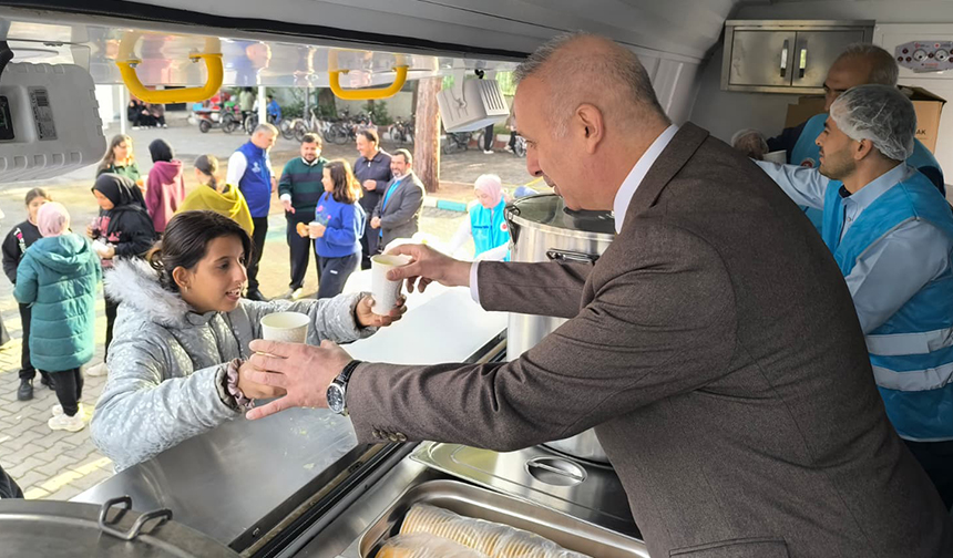 Osmaniye’de öğrencilere sıcak ikram